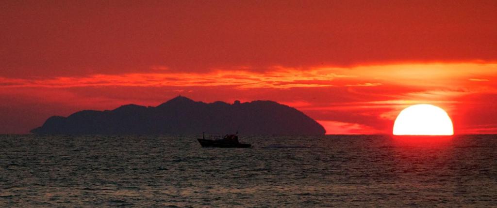 Barche e tramonto sul mare a Livorno vicino a Libertà Home