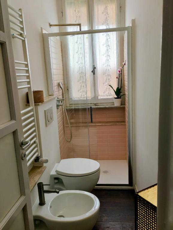 Secondo bagno con cabina doccia walk-in e sanitari a Libertà Home