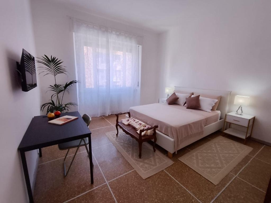 Terza camera da letto con matrimoniale e scrivania a Libertà Home